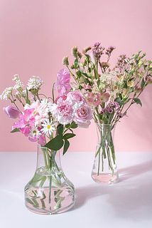 いくつかの花器に分ければ、お家全体をお花で飾ることも。