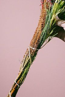 下葉の処理をせずにお届けします。水についてしまう部分は取り除いてください。