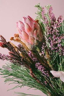 プロテアの下部が一部茶色になっていることがございます。プロテアの特性で品質には問題ないのでご安心ください。