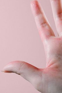 染料が皮膚や洋服に付着する恐れがあります。取り扱いに注意して下さい。手についた場合はせっけんでよく洗ってください。