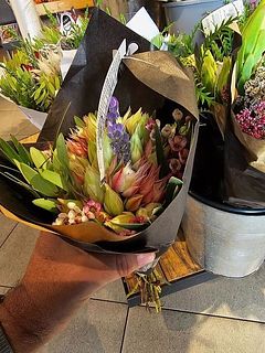 現地のスーパーマーケットでは、ネイティブフラワーのブーケが当たり前に売られているんです！日本とは違うラインナップが面白いですよね。