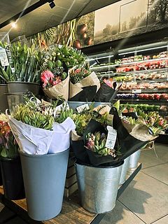 おしゃれすぎるスーパーマーケット。日本で買うとかなり高級な品種ばかり。