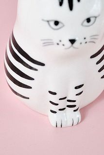 礼儀正しく、おててを揃えて座っています。