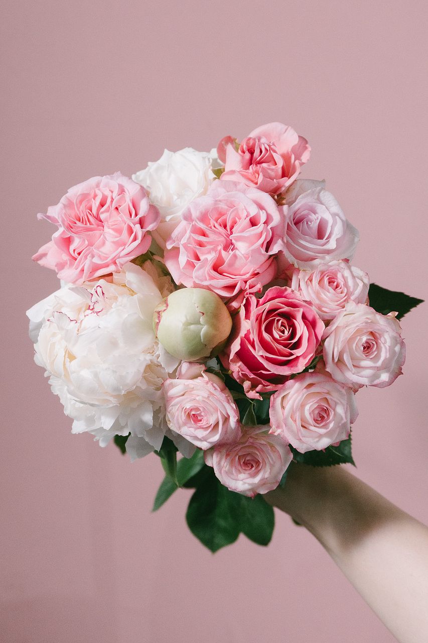 ホワイトピオニーとローズのおまかせブーケ