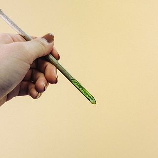 水揚げ方法その1：斜めにカットして、中のわたをくり抜く。