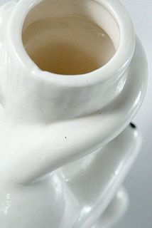 製造の都合により一部形に歪みがあったり、小さな黒い点や筋が入ることもあります。ご了承ください。