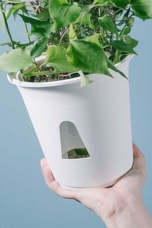 側面のスリットから水の残量を確認することができます。