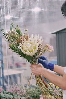 フローリストがひとつひとつ組んでいます。