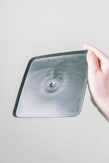 プラスチック製の受け皿つき
