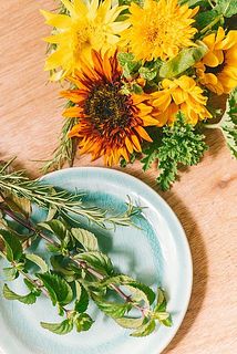 旬のハーブとひまわりを贅沢にお届けします🌿🌻