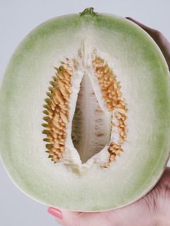 白い果実が特徴。さわやかな香りと芳醇な甘さが特徴です。