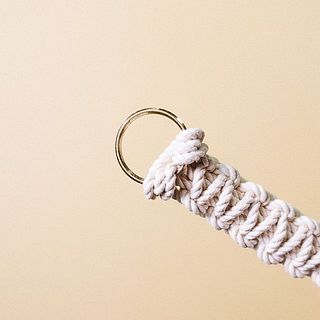 吊り下げ用のリング付き。