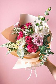 お届け例。ラッピングして1束お届けします。どんな種類のお花が届くかはお楽しみに😉