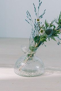 切り戻した花でミニブーケを飾るのもおすすめ。