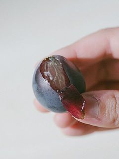 巨峰とシナノスマイルは皮は食べられません。タネ無しの品種ですが、稀に小さい種があることも。