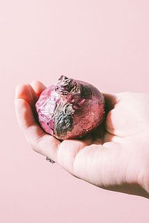 一部、変色している場合がございます。球根の特性となっており、生育には問題ございません。