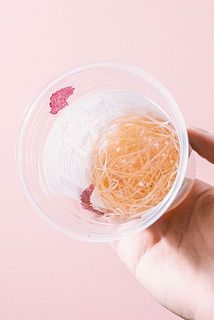 一部、皮が取れている場合がございます。球根の特性となっており、生育には問題ございません。