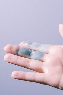 手に色がついた場合はせっけんで洗って下さい。