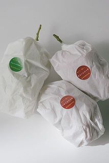 ひと房ずつ丁寧に包んでお届けします。ぶどうの品種や皮ごと食べられるのか、剥く必要があるのかはシールをご確認ください。