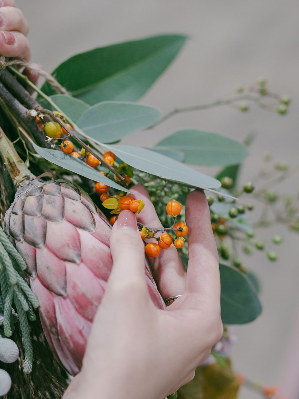 創作スワッグ　プロテア＆キュウイツル フローリストmikaがつくる「プロテアと秋のごろごろスワッグ」