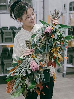 フローリストmikaがつくる「プロテアと秋のごろごろスワッグ」