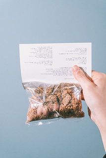 袋の中に少量の土が一緒に入っています。