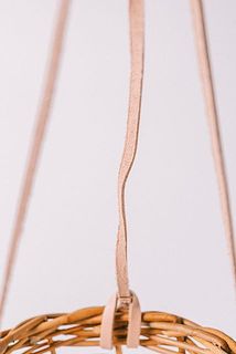 レザー素材が上品な雰囲気に。