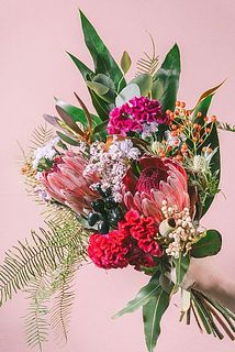 お届け例（ピンクのプロテアは必ず入りますが、その他の花材のバランスや品種はおまかせになります）