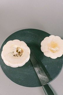 上部の1/4くらいをカットするイメージで。