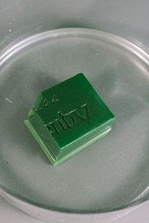 給水スポンジはくり抜いた穴のサイズにカット。水につけて自然に沈むのを待ちます。表面の色が濃くなったらOK