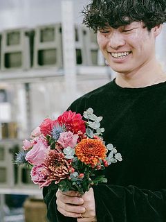 フローリスト歴10年以上のfumiyaさん。職人の技がキラリ。