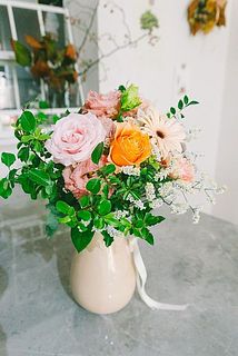 花器Calore（ベージュ）に活けたイメージ。