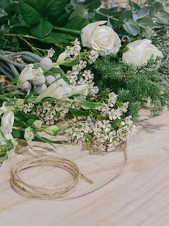 ブーケの材料と麻ひものセットをお届けします。