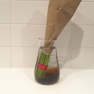 届いたらすぐに深めの水で、水揚げをすると水圧でお花に水が届きます。 