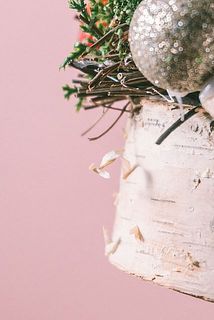 ツリーの台座の木は天然素材のため色に個体差があり、表面の皮が剥がれることがございます。