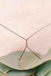 全ての葉を通し終わったら、ワイヤーを絞るようにくるくると留めます。