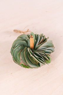 リースの真ん中にスティックを入れるとかぼちゃに変身します🎃