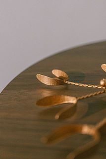 ブリキ素材は、美しい表面と強固な耐久性を持つため、家具や装飾品などの家庭用品としてもよく用いられます。