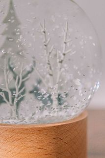 よく振ると、幻想的な雪が舞い散ります。