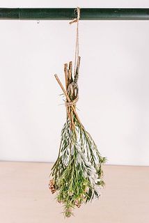 1本ずつドライにして後から束ねるとより綺麗なドライスワッグに仕上がります！（写真はまとめてドライにしているものです）