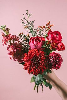 華やかなホリデーブーケ。