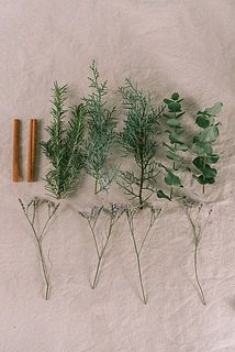 花材をカットします。