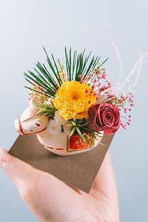 お花は全て造花なので、長く楽しめます。