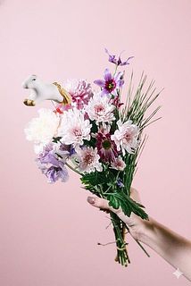 お届け例（ブーケの内容は毎回異なります）