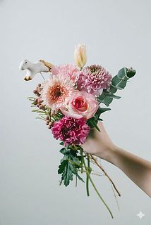 お届け例（ブーケの内容は毎回異なります）