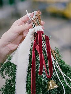 リボンはゆるくひと巻きでOK。長さをバラバラにするのがコツ。（輪ゴムや、吊るす紐は別途ご用意ください）