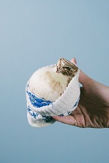 靴下は履かせたまま飾っても、脱がしてもどちらでもOKです。