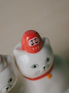 だるまが頭にちょこん。