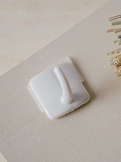 フック付きなので、届いたらすぐに飾れます。