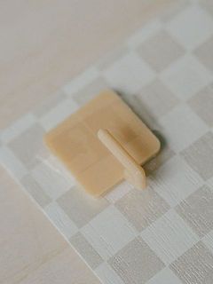 フック付きなので、すぐに飾れます。